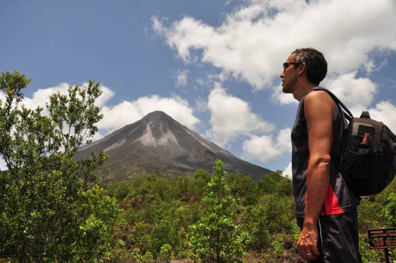 Observando o vulcão mais ativo do país, no Parque Nacional Arenal, na Costa Rica